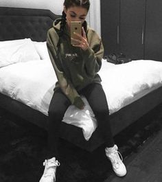 bluza khaki❤ Stylizacje Kylie Jenner, Trajes Kylie Jenner, Kylie Jenner Outfits, Kylie Jenner Style, Jenner Outfits, Tumblr Outfits, Chill Outfits, School Looks, Dakota Johnson