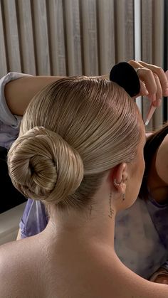 Cabin Crew Hairstyles, Slicked Back Hairstyles, Ballet Hairstyles, Long Shiny Hair, Evening Hairstyles, Hair And Makeup Tips, Best Hair Styles, Hairstyles For Layered Hair, Dance Hairstyles