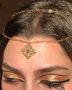 Ancient Egyptian style 👑🇪🇬𓂀#makeup #egyptiangoddess #egyptianmakeup #ancient_egypt #makeupoftheday #makeupaddict #costumes #halloween #cleopatra Ancient Roman Makeup, Egyptian Kohl Eye Makeup, Simple Cleopatra Makeup, Halloween Makeup Cleopatra, Cleopatra Halloween Costume Makeup, Egypt Makeup Eye, Cleopatra Halloween Costume Aesthetic, Cleopatra Halloween Costume College, Ancient Greek Makeup