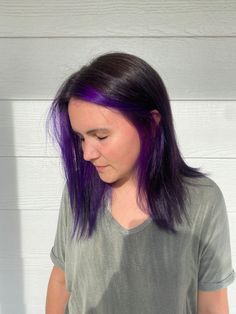 Dark Hair With Blue Money Piece, Black And Purple Halo Hair, Purple Money Pieces On Dark Hair, Halo Hair Dye Style Purple, Purple Halo Hair Color, Brown Hair Purple Money Piece, Black Hair Purple Money Piece, Money Piece Hair Brown, Black Hair With Purple Money Piece