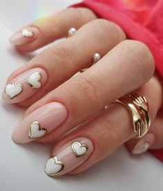 Picture Edited by AirBrush App. Almond Nails of neutral color with white heart design outlined in golden. #nailart #nailsart #gelnails #nailsalon #acrylicnails #nailsoftheday #nailstyle #lovenails #nailsinspire #nailsaddict #photoeditor #filter #airbrush #retouch Nontraditional Valentines Nails, Pink And Gold Valentine Nails, Finger Makeup, Finger Art, February Nails, Valentine Nails, Nails 2022, Her Nails, Nails 2023