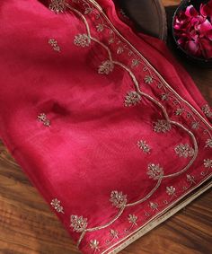 Organza Dupatta Designs, Zardozi Border, Dupatta Designs Ideas, Handloom Dupatta, Wedding Dupatta, Embroidery Zardozi, Dori Work, Saree Work