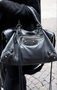 Balenciaga Motorcycle Bag, Chic Minimalista, Bags Inspiration, Motorcycle Bag, Looks Party, Bootcut Jean, Balenciaga Bag