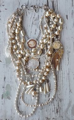 Beautiful. I need to make one. :D Pearl And Lace, A Necklace, Old Jewelry, Chic Jewelry, Bijoux Diy, Jewelry Ideas, Art Designs, Jewelry Inspiration, Wedding Favors