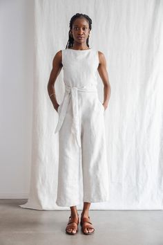 Jumpsuit Anusha ist einer unser absoluten Lieblinge. Vorne sehr schlicht und elegant, ist seine Rückseite mit dem tollen Ausschnitt und der raffinierten Wickeltechnik ein echter Hingucker. Der helle Hanf-Stoff ist angenehm weich auf der Haut, trotz seiner festen Beschaffenheit.    FARBE: Natürliche Hanffarbe, leicht meliert    VERSCHLUSS: Reißverschluss am Hosenteil hinten, das Oberteil wird gewickelt    PASSFORM: Der Jumpsuit ist körpernah geschnitten und hat einen Reißverschluss in der hintere Hemp Fabric, Scarf Headband, Grey Shirt, Skirt Top, Hair Band, Beautiful Outfits, Jumpsuit Dress, Dress Skirt, Light Grey