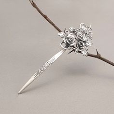 📌 Made in Korea : NASCHENKA , who has produced and studied the most Korean jewelry for a long time by Korean . ✔️ Authentic NASCHENKA items are only made in Korea and are sold exclusively on one Etsy site : https://www.etsy.com/shop/NASCHENKASouthKorea ✔️ Other countries and sellers are NOT allowed to use NASCHENKA's name, designs, or photos for any purpose. We will seek legal action if the stealing continues ❤️ hyeyeo : 혜여 ❤️ New 2nd Instagram : nas.hyeyeo ❤️ It 뒤꽂이 is a short stick that is de Jewelry Korean, Butterflies Pattern, Butterfly And Flowers, Blank Hats, Korean Hair, Korean Hanbok, Korean Jewelry, Korean Culture, Traditional Korean