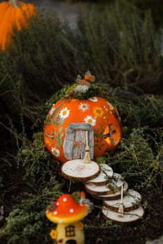 These DIY Pumpkin Fairy Houses were fun to make and a perfect addition to our fairy garden! Visit Sugar Maple Farmhouse to learn how to make these pumpkin fairy houses and other pumpkin crafts. Pumpkin Fairy House Diy, Fairy House Tutorial, Fairy Pumpkin, Diy Halloween Witch, Pumpkin Fairy House, Country Home Decor Ideas, Farmhouse Lifestyle, Pumpkin Fairy, Pumpkin Carving Tools