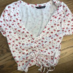 Short Sleeve White With Red Flowered Shirted Cropped Top. Brand New Size Xs Cute Red V-neck Top, Cute Red Floral Print Tops, Floral Button Up, Floral Short, Shein Tops, Red Floral, White Tops, Red Flowers, Floral Tops