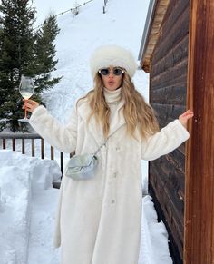 @majamalnar on Instagram White Long Coat Outfit, Cabin Weekend Outfit, Jeans In 2023, Wearing Ankle Boots, Cabin Outfit, Cold Weather Attire, Winter Vacation Outfits, Boots With Jeans, Long Coat Outfit