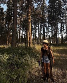 Black Country Girl Aesthetic, Hozier Outfit, Mountain Cowgirl, Alt Country, Earth Tones Fashion, Mountain Music, Farm Clothes, Nashville Outfits, Rodeo Outfits