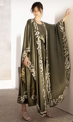 Vogue Arabia, Abaya Style, Mode Kimono, Mode Abaya, Fashion Drawing Dresses, Fashion Gowns, Modesty Fashion