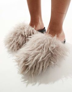 Sko fra Pull&Bear Du kommer frem i verden Slip on-model Rund tå Chunky sål Fluffy Shoes, Leopard Print Baby, Going Places, Trainer Heels, Winter Party Dress, Spring Floral Dress, Pull & Bear, White Trainers, Maxi Dress Trend