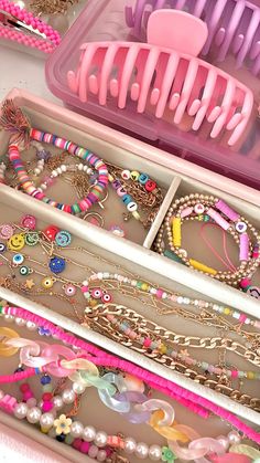 Koleksi Makeup, Preppy Accessories, Preppy Bracelets, Slay Queen, Preppy Jewelry, Preppy Stuff, Bracelet Craft Diy, Preppy Room Decor, Bead Charms Diy