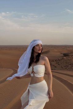 Desert Aesthetic Photoshoot, Desert Pictures Ideas, Dubai Desert Outfit, Sand Dunes Outfit, Desert Photoshoot Outfit, Egypt Clothes, Desert Outfit Ideas, Desert Pics, Sand Dunes Photoshoot