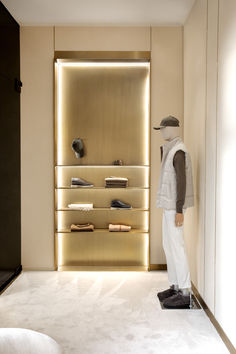 Warm textures and soft fabrics evoke the sensory experience associated with Aurélien. The store features light beige oak surfaces, brass textures and a travertine floor to emphasize our colourful range of products. The inviting atmosphere is enhanced by the warm earthy hues and gentle ambient lighting. The first floor features the ‘Aurélien Café and a separate area dedicated to VIP clients (by appointment only).