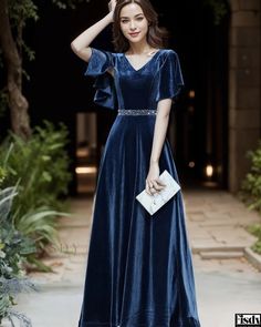 Fisdy - Elegante vestido de noche de terciopelo azul perfecto para ser anfitriona y actuar en banquetes Blue Velvet Evening Gown, Velvet Evening Gown, Velvet Dress Designs, Long Length Dresses, Spaghetti Strap Bodycon Dress, Blue Velvet Dress, Contemporary Dresses, Elegant Attire, Sophisticated Dress