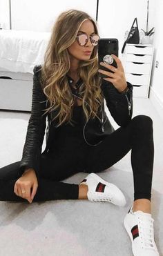 Cómo lucir el color Negro en tus Outfits sin verte Aburrida Look Legging, Stil Elegant, Winter Trends, Mode Inspiration, Outfits Casuales, White Sneakers, Look Fashion, Autumn Winter Fashion