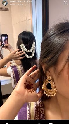 Gajra With Saree, Poses With Gajra In Hair, Gajra Hairstyles Open South Indian, Gajra Hairstyles Open Short Hair, Hair Gajra Style, Gajra In Open Hair, Gajra Hairstyles Open, Diwali Hairstyles Indian, Gajra In Hair