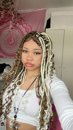 Feminine Braided Hairstyles, Golden Braids For Black Women, Colors To Get With Braids, Braids With Blonde Streaks, Braided Hairstyle Colors, Y2k Protective Hairstyles, Highlights Braids Black Women, Fall Hair Colors Braids, Mint Green Braids