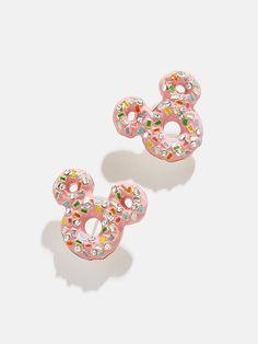 Sweetness is baked into your style with the Mickey Mouse Disney Doughnut Stud Earrings. Crafted with pastel enamel and mixed multicolored sprinkles, these earrings resemble Mickey Mouse in the shape of a strawberry glazed doughnut. Not too big but not too small, these studs are the perfect topping to any Disney lover's look. This is an officially licensed Disney product. Disney Princess Earrings, Disney Evil Queen, Disney Keychain, Donuts Earrings, Strawberry Glaze, Disney Earrings, Minnie Mouse Earrings, Snow White Disney, Mickey Mouse Earrings