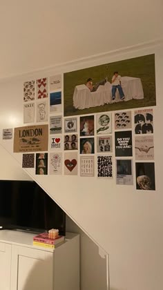 harry styles 
billie eilish 
the weeknd
taylor swift
photo wall
room inspo
posters
prints
wall prints Harry Styles And The Weeknd, Photo Wall 2023, Songs On Wall Decor, Harry Styles Apartment Decor, Harry Styles Picture Wall Ideas Bedroom, Harry Styles Coded Bedroom, Harry Styles Inspired Room Decor, Taylor Coded Room