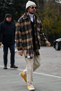 Yellow Sneakers, Vintage Man, Karl Urban, Joe Manganiello, Stylish Men Casual, Street Style Outfits Men, Mens Outfit Inspiration, Casual Styles, Alexander Skarsgard