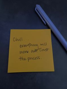 a note with writing on it and a pen next to it that says chill everything will none out trust the process