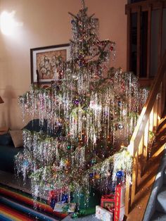 Angel Hair Tinsel Christmas Tree, Christmas Tree Inspo, Tinsel Tree, Christmas Vibe, Christmas Decor Inspiration, Fun Christmas Decorations, Christmas Feeling