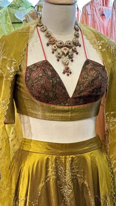 #blousedesignideas Golden Blouse Designs Lehenga Choli, Long Blouse Designs Saree Indian Fashion, 2024 Blouse Trends, Trending Blouse Designs 2024, Banarsi Lehenga Blouse Designs, Long Saree Blouse, Lengha Blouse Designs, Madonna Vogue, Multicolored Blouse