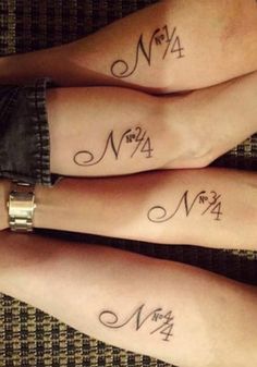 Staat een tattoo nemen stiekem al jaren op je bucket list? Dan is het nu tijd om voor de bijl te gaan en er eentje te delen met je zus (voor mentale steun). Chevron Tattoo, Brother Sister Tattoo, Sisters Tattoo, Brother Tattoos, Girls With Tattoos, Sibling Tattoos, Best Friend Tattoos, Aesthetic Tattoo, Family Tattoos