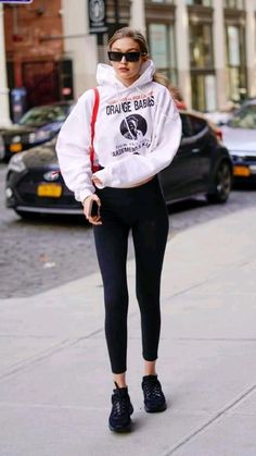 School Leggings, Rihanna Street Style, Gigi Hadid Street Style, Look Legging, Gigi Hadid Outfits, For School, Unique People, Gigi Hadid Style, Hadid Style