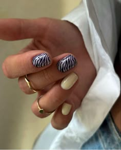 Nail Colors For 2023, Universe Nails, Short Nail Art Ideas, The Most Beautiful Nails, Short Fall Nail, Most Beautiful Nails, Minimalist Leaves, Yellow Nail Designs, Shorter Nails