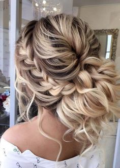 Love this soft romantic wedding up do. This hairstyle is perfect for a beach wedding. Bridal Updos, Half Bun, Wedding Braids, Brunette Balayage, Long Hairstyle, Trendy Hairstyle, Bun Hairstyle, Easy Hairstyle, Wedding Hair Inspiration