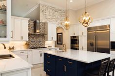 15 Gorgeous Wood Kitchen Cabinets Color Scheme Ideas - Kitchen Seer Navy Cabinets, Model Dapur, Kabinet Dapur, New Countertops, U Shaped Kitchen, White Modern Kitchen, Kitchen Trends, Blue Island, Kitchen Remodeling