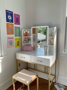 Preppy Vanity Ideas, Makeup Vanity Tables, Vanity Table Ideas, Preppy Vanity, Preppy Desk, Vanity Inspo, Dream Vanity, Preppy Bedroom Decor, Diy Moss