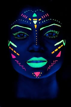 PARTAGE OF RÊVES INSOLITES.......ON FACEBOOK........ Pintura Facial Neon, Glow Face Paint, Black Light Makeup, Uv Face Paint, Neon Face Paint, Uv Makeup, Festival Makeup Glitter, Glow Paint, Neon Makeup