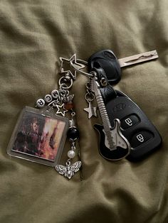 Keys Keychain Ideas, Keys On Belt Loop, Carabiner Aesthetic, Carabiner Ideas, Carabiner Keychain Aesthetic, Car Keychain Aesthetic, Car Keys Keychain Ideas, Lanyard Aesthetic, Keychain Carabiner