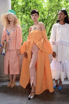 Nyfw Runway, Unisex Looks, Spring Fashion Chic, Fashion Week Spring 2020, Evolution Of Fashion, Rosie Assoulin, Runway Trends, Fashion Advertising, Vogue Fashion