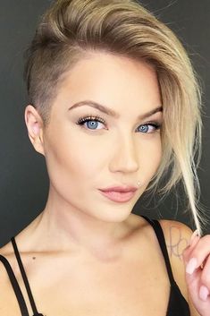 Side Haircut, Trendy We Fryzurach, Shaved Hair Cuts, Half Shaved Hair, Shaved Side Hairstyles, Short Haircut Styles, Silver Highlights, Side Hairstyles, Trendy Short Haircuts