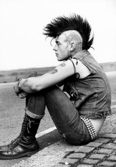 Psychobilly Aesthetic, Punk Style 70s, 1970s Punk, Punk Guys, Punk Tattoos, Chica Punk, Danny Zuko, Punk Tattoo