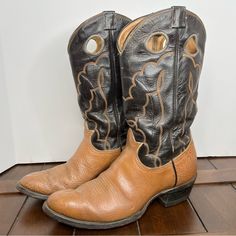 Vintage Tony Lama 2-Tone Western Cowboy Boots. Size 9 1/2”. Some Scuffs And Scratches But Other Than That They Are In Good Condition. Vintage Cowboy Boots, Tony Lama, Shoes Vintage, Vintage Cowboy, Cowboy Western, Western Cowboy Boots, Western Cowboy, Vintage Shoes, Western Boots