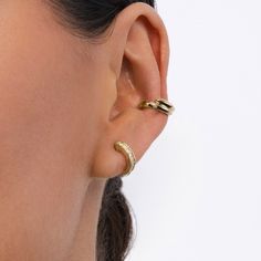 Embrace the challenge with these Conch Jacket Earring with Hoop Studs that encapsulate the art of fencing. Modelled after the edges of an épée, this distinctive jewel is made to impress. Accent diamonds: 0.30+ ctw, VS2+/F+ Setting: Bright-Cut Post Length: 11 mm approx. Backing: Butterfly push backs Conch Earring, Earring Jackets, Jewelry Wedding Rings, Recycled Gold, The Challenge, Conch, Three Stone, Diamond Gemstone, 18k Rose Gold