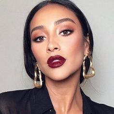 Makeup Bibir, Steps Makeup, Vampy Lipstick, Red Lipstick Makeup Looks, Bold Lip Makeup, Deep Red Lipsticks, Vampy Makeup, Lipstick Dark Red, Party Make-up