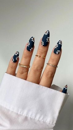 Short Stelltos Nails, Fantastic Nails, Navy Blue Nails, Daisy Nails, Glamour Nails, Purple Nail, White Nail