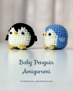 two small crocheted penguins sitting next to each other on a table with text overlay that says baby penguin amigurmi