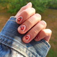 Маникюр гель лак @darialeo_nalis Short Nails With Flower Design, Regular Nail Polish Ideas Short Nails, Simple Nail Art For Short Nails, Simple Fun Nails, Short Nail Designs Simple, Fun Short Nails, Short Gel X Nails, Nail Ideas Natural, Cool Short Nails