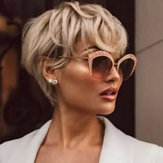 80 Best Choppy Pixie Cut For Thick Hair Styles Short Hair Blowout, Blowout Curls, Thick Hair Cuts, Short Shag Hairstyles, Edgy Short Hair, Blowout Hair, Short Hair Haircuts, Short Hair Styles Pixie, Pixie Cuts