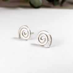 Hammered silver spiral, geometric earrings. This listing is for an elegant pair of sterling silver stud earrings. They have a lovely rustic hammered finish in a modern minimalist style. Sterling silver wire has been shaped in a spiral, hammered by hand then brushed to a soft satin sheen finish. Great for everyday wear or a night out, these earrings will go with a casual or formal look. Handmade using 1.5 mm sterling silver wire with sterling silver ear posts and backings.  DETAILS - Sterling sil Minimal Jewelry Earrings, Modern Minimal Jewelry, Cat Necklace Silver, Interlocking Circle Necklace, Enamel Stud Earrings, Big Hoop Earrings, Jewellery Silver, Silver Earrings Handmade, Rustic Jewelry