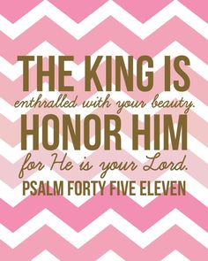 a pink and white chevron pattern with the words, the king is entraded with