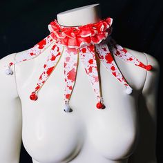 ❤️ 🩸 🤍 🩸 🖤 Red 🩸 Splatter Jester Clown Choker 🤡  ✖️✖️✖️ Made on a black genuine leather base || lightweight  (11-18 inches adjustable)  Faux leather red splatter white sheets cut into triangles with red & white metal bells ||  Red & white polyester frill on the neck with small silver metal spikes ||  ✖️✖️✖️ MADE TO ORDER  PROCESSING TIME 2-3 weeks pls Jester Clown, Kandi Cuff, Metal Spikes, White Sheets, Dope Jewelry, Leather Chokers, Red Collar, Cosplay Outfits, Character Outfits